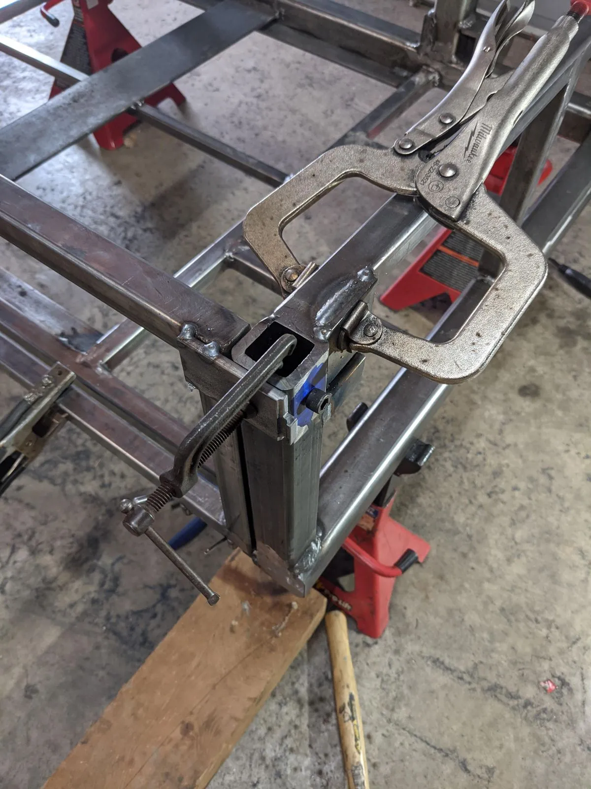 The mounting plate and catch for the tailgate latches and limiting cables